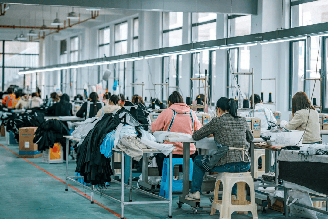 急招900多人！昭通鎮雄紡織服裝產業園正式投產，帶動日用品銷售新機遇